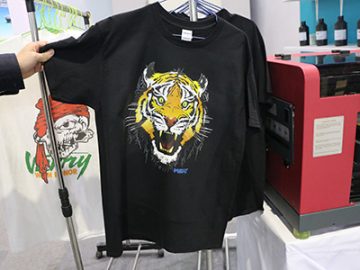 ब्लैक टी शर्ट डिस्प्ले