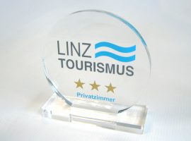 स्पष्ट एक्रिलिक प्रदर्शित करता है