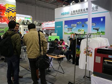 ग्राहक चर्चा करते हैं