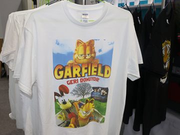 सफेद टी शर्ट प्रदर्शन